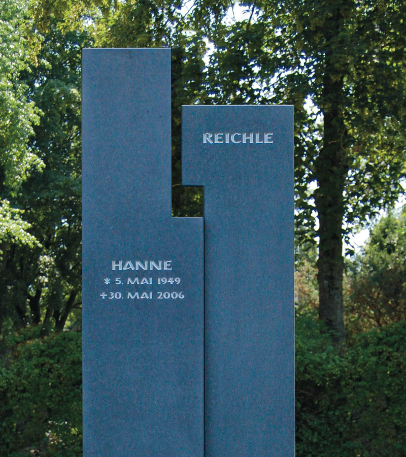 Zweiteiliges Grabdenkmal aus Schwarz Schwedischem Granit